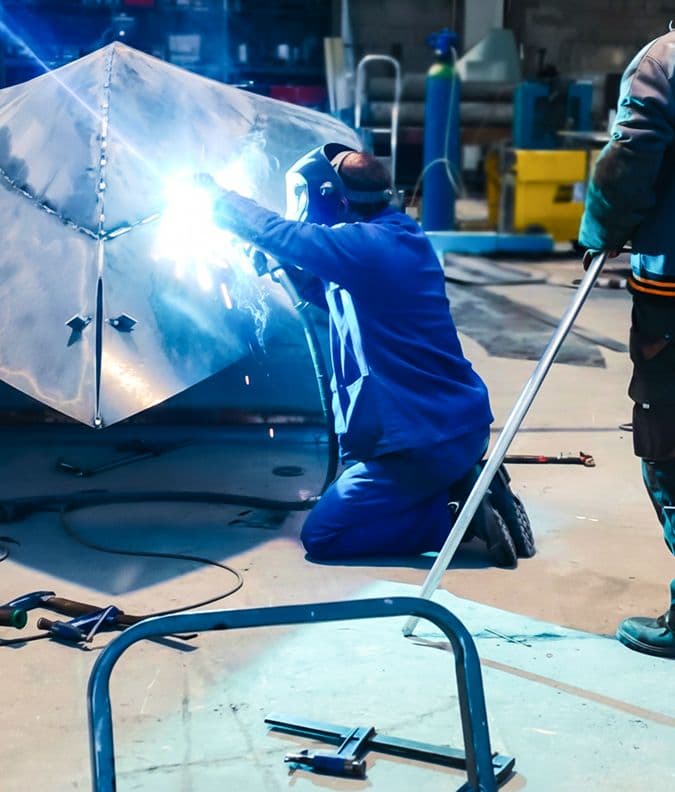 <h2><span style="color:hsl(0,0%,100%);"><span style="white-space:pre-wrap;">Votre partenaire pour des navires de qualité</span></span></h2>